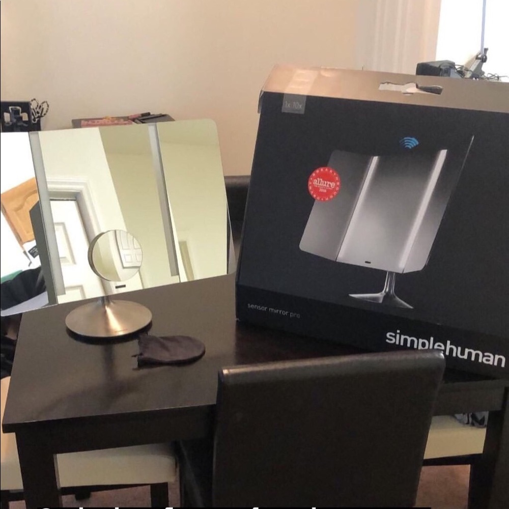 Motion-sense trifold vanity mirror with charger